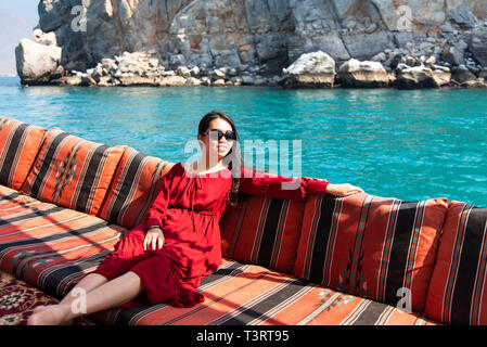 Donna con divertimento su una barca dhow crociera Foto Stock