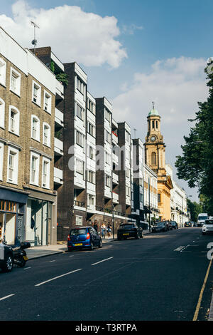 Londra/UK - 21 Luglio 2018: Kensington Park Road e la Basilica di San Pietro della Chiesa Anglicana sullo sfondo a Notting Hill, Londra, Regno Unito Foto Stock