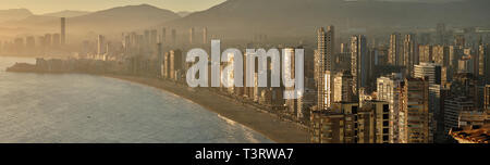 Vista aerea dalla cima della città di Benidorm durante l'ora d'oro del tramonto, costa al tramonto. Benidorm moderna città turistica, destinazioni turistiche popolari, Spagna Foto Stock