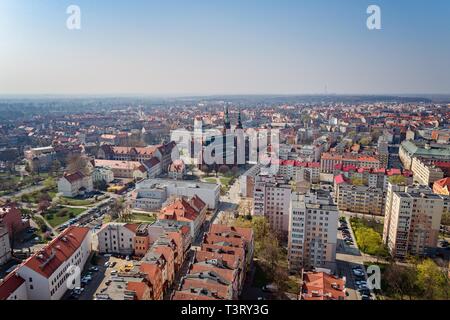Drone vista sul Legnica e Pietro e Paolo cattedrale cattolica. Legnica, Bassa Slesia, Polonia Foto Stock