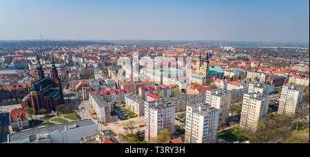Drone vista sul Legnica e Pietro e Paolo cattedrale cattolica. Legnica, Bassa Slesia, Polonia Foto Stock
