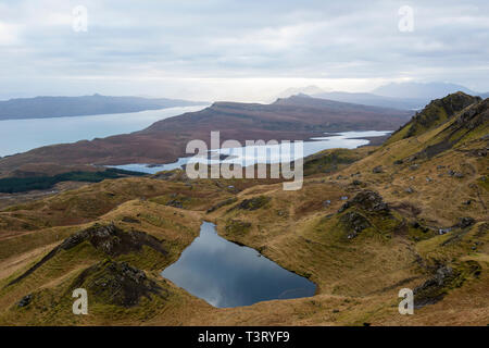 Lochan sul Trotternish Ridge, con vista sul Loch Leathan e il suono di Raasay, Isola di Skye, regione delle Highlands, Scotland, Regno Unito Foto Stock