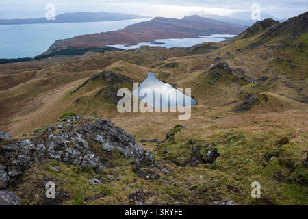 Lochan sul Trotternish Ridge, con vista sul Loch Leathan e il suono di Raasay, Isola di Skye, regione delle Highlands, Scotland, Regno Unito Foto Stock