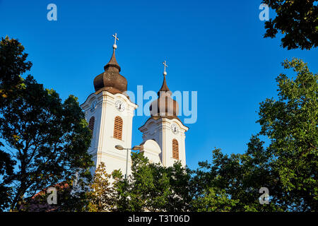 Le due torri di clock del famoso monastero benedettino di Tihany Abbey in una sera d'estate Foto Stock