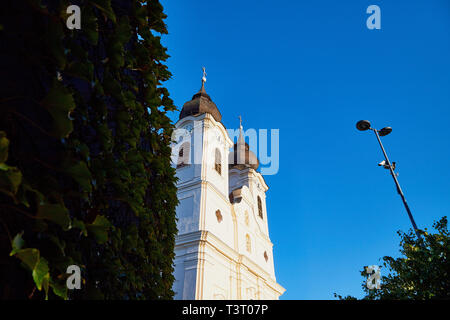 Le due torri di clock del famoso monastero benedettino di Tihany Abbey in una sera d'estate Foto Stock