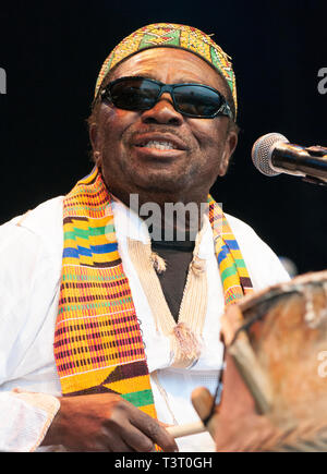 Sol Amarfio eseguendo con Osibisa al Womad Festival, Charlton Park, Regno Unito, 2013 Foto Stock