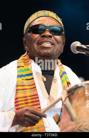 Sol Amarfio eseguendo con Osibisa al Womad Festival, Charlton Park, Regno Unito, 2013 Foto Stock