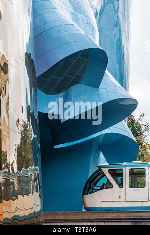 Treno monorotaia corre attraverso il Museo della cultura pop, MoPOP, architetto Frank Gehry, Seattle, Washington, Stati Uniti d'America Foto Stock