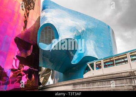 Treno monorotaia corre attraverso il Museo della cultura pop, MoPOP, architetto Frank Gehry, Seattle, Washington, Stati Uniti d'America Foto Stock