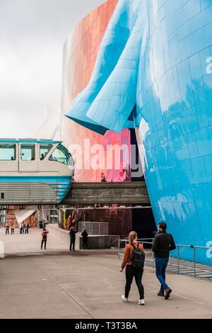 Treno monorotaia corre attraverso il Museo della cultura pop, MoPOP, architetto Frank Gehry, Seattle, Washington, Stati Uniti d'America Foto Stock