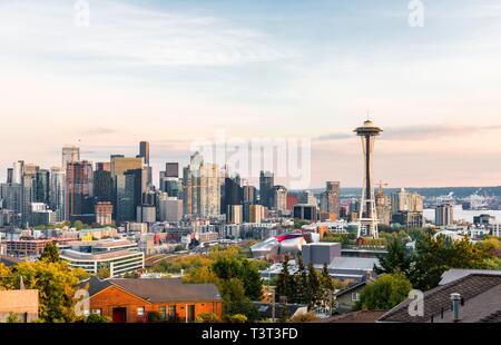 Veduta dello skyline di Seattle con torre di osservazione lo Space Needle e il Seattle, Washington, Stati Uniti d'America Foto Stock