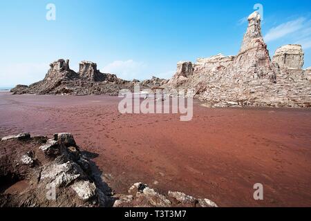 Strano paesaggio roccioso sul bordo del lago di Karum, Danakil Valley, Etiopia Foto Stock