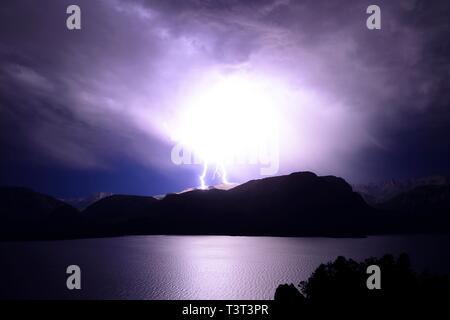 Notte temporale con lampeggia sopra il lago Traful, Provincia di Neuquen, Patagonia, Argentina Foto Stock