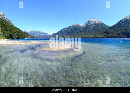 Lago con acqua cristallina nella parte anteriore del paesaggio di montagna, Lago Traful, Provincia Neuquen, Patagonia, Argentina Foto Stock