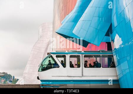 Treno monorotaia corre attraverso il Museo della cultura pop, MoPOP, architetto Frank Gehry, Seattle, Washington, Stati Uniti d'America Foto Stock