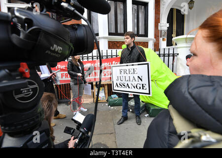 Kyle Ferran, un Julian Assange sostenitore, fuori l'ecuadoriano ambasciata a Londra, dopo che il fondatore di WikiLeaks è stato arrestato da ufficiali della Polizia Metropolitana e presi in custodia in seguito il governo ecuadoriano ha la revoca del diritto di asilo. Foto Stock