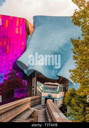 Treno monorotaia corre attraverso il Museo della cultura pop, MoPOP, architetto Frank Gehry, Seattle, Washington, Stati Uniti d'America Foto Stock