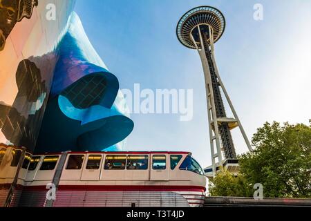 Treno monorotaia corre attraverso il Museo della cultura pop, MoPOP, architetto Frank Gehry, lo Space Needle e il Seattle, Washington, Stati Uniti d'America Foto Stock