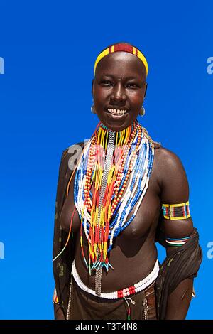 Donna con molte collane di perle come collana, tribù del Erbore, Parco Nazionale di Mago, regione del sud della nazionalità delle nazioni e dei popoli Foto Stock