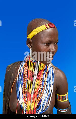 Donna con molte collane di perle come collana, ritratto, tribù dei Erbore, Parco Nazionale di Mago, regione del sud della nazioni e nazionalità Foto Stock