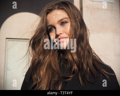 Milano, Italia: Febbraio 23, 2019: : top model Luna Bijl street style outfit prima la filosofia di Lorenzo Serafini fashion show durante la MFW Foto Stock