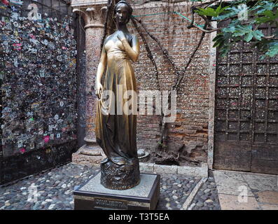 Statua di bronzo di Giulietta, Verona, Veneto, Italia Foto Stock