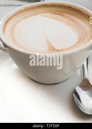 Tazza di caffè latte o cappuccino, con cuore sagomato, close up Foto Stock