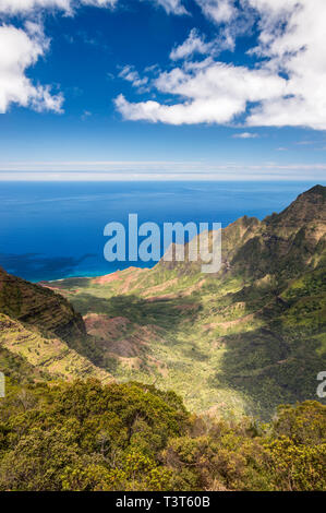 Vista aerea di montagne e coste, Hawaii, Stati Uniti Foto Stock