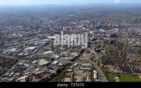 Vista aerea del centro cittadino di Leeds da oltre la croce verde Foto Stock