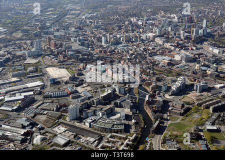 Vista aerea del centro cittadino di Leeds da oltre la croce verde Foto Stock