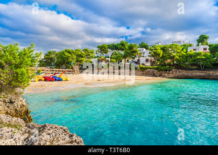 Cala Gran alla spiaggia di Cala d'Or city, Palma Mallorca Island, Spagna Foto Stock