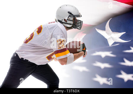 Barbuto giocatore di football americano in azione. Foto Stock