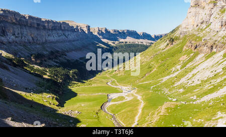 Valle del Parco Nazionale di Ordesa in una giornata di sole, ARAGON Foto Stock