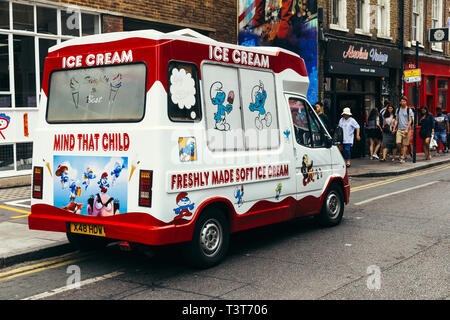 London, Regno Unito - 22 Luglio 2018: Gelato van parcheggiato sul Brick Lane a Londra, Regno Unito Foto Stock