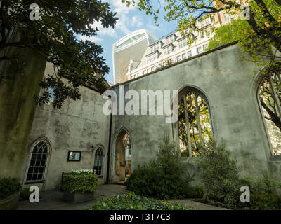 Saint Dunstan in oriente chiesa garden, Londra, Inghilterra. La chiesa è stata in gran parte distrutta durante la Seconda Guerra Mondiale e le rovine sono ora un giardino. Foto Stock
