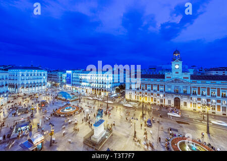 Ornati edifici illuminata di notte, Madrid, Madrid, Spagna Foto Stock