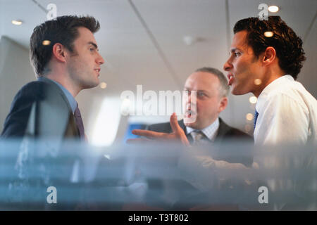 Imprenditori caucasica sostenendo in office Foto Stock