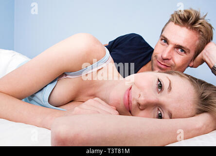 Caucasian giovane costeggiata a letto Foto Stock