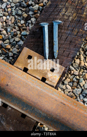 In prossimità dei binari della ferrovia e dei picchi di rampa Foto Stock