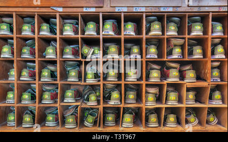 Scarpe da bowling impilate in armadio Foto Stock