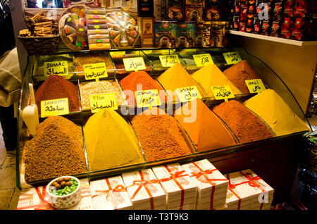 Istanbul, Turchia, Marzo 07, 2019: nella parte anteriore del negozio vendita spezie colorate polveri e tradizionale tè turco interno del Bazaar egiziano, Istanbul Foto Stock