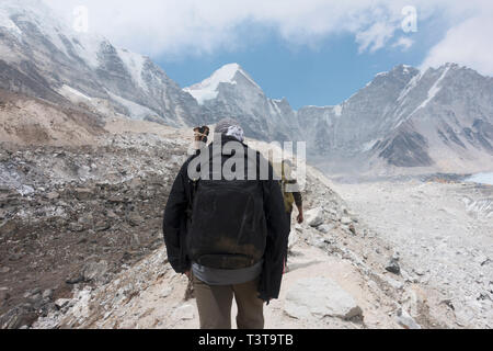 Gli uomini le escursioni verso la montagna, Everest, regione di Khumbu, in Nepal Foto Stock