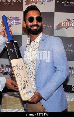 Kolkata, India. Xi Apr, 2019. Kolkata Knight Rider capitano Dinesh kartik firmare un cricket bat durante il pranzo della nuova gamma da Blackberry casual. Credito: Saikat Paolo/Pacific Press/Alamy Live News Foto Stock