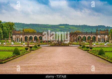 Ottima vista panoramica della Hercules Fontana e il pittoresco aranciera in background dalla passerella del grazioso giardino barocco in... Foto Stock