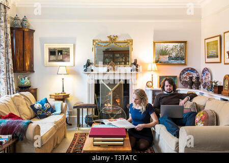 Coppia caucasica appendere fuori a livingroom Foto Stock