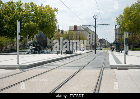 Angers, moderne Strassenbahn, Place Francois Mitterand - Angers, moderno tram, Place Francois Mitterand Foto Stock