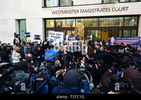 Kristinn Hrafnsson, Editor-in-chief di WikiLeaks e barrister Jennifer Robinson parlare con i media al di fuori di Westminster Magistrates' Court di Londra, dopo il fondatore di WikiLeaks Julian Assange è stato arrestato da ufficiali della Polizia Metropolitana e presi in custodia in seguito il governo ecuadoriano ha la revoca del diritto di asilo. Foto Stock