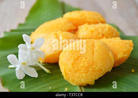 Toddy palm torta dessert Thai sulla banana leaf Foto Stock
