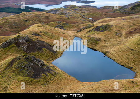 Lochan sul Trotternish Ridge, con vista sul Loch Leathan, Isola di Skye, regione delle Highlands, Scotland, Regno Unito Foto Stock