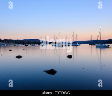 Inghilterra, Cumbria, Parco Nazionale del Distretto dei Laghi. Parson Wyke sul Lago di Windermere vista al tramonto. Foto Stock